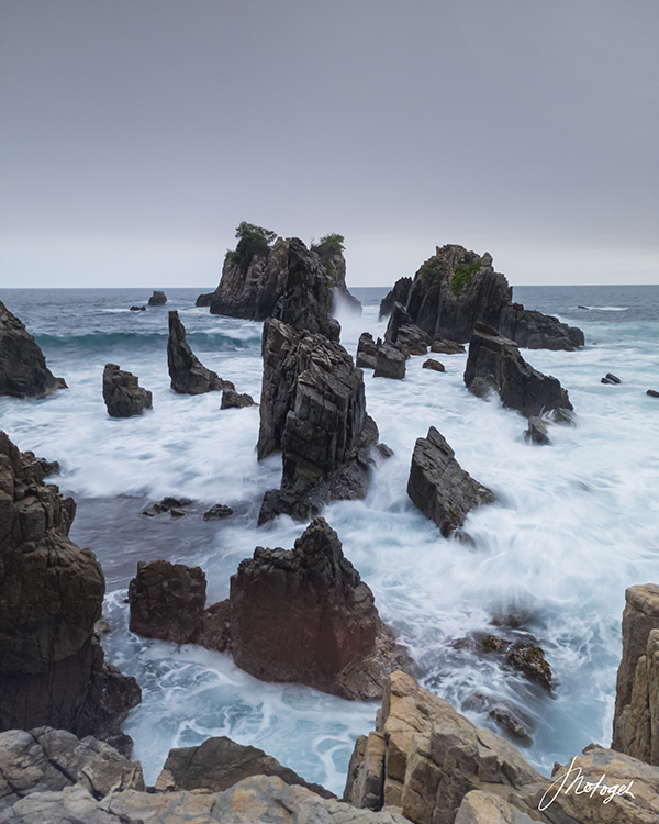 Batu karang di pantai gigi hiu, diambil dari atas batu karang. | Foto: @motogeh